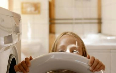 Dlaczego pralka skacze i głośno wiruje?