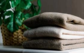 Jak prać wełnę? Sprawdzone sposoby na pranie wełny