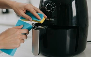 Jak wyczyścić air fryer? Mycie frytkownicy beztłuszczowej krok po kroku