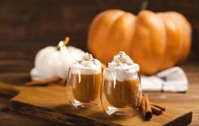 Jak zrobić pumpkin spice latte w domu? Prosty przepis na kawę dyniową