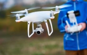 Dron z funkcją śledzenia &ndash; co to jest tryb follow me?