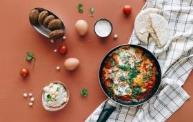 Jak wyczyścić przypaloną patelnię i przywr&oacute;cić jej blask?