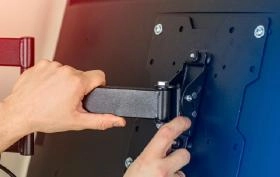 Jaki uchwyt do telewizora wybrać? Jak go dopasować?