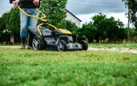 Kosiarka spalinowa czy elektryczna? Zalety i wady