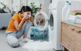 Dlaczego pralka nie odpompowuje wody – przyczyny i rozwiązania