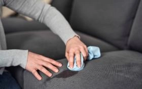 Jak wyprać i odświeżyć kanapę? Skuteczne sposoby