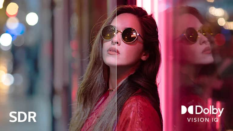 Для порівняння сцену жінки в темних окулярах розділили на дві частини.  У нижньому лівому куті зображення є слово SDR, а в нижньому правому куті – логотип Dolby Vision IQ.