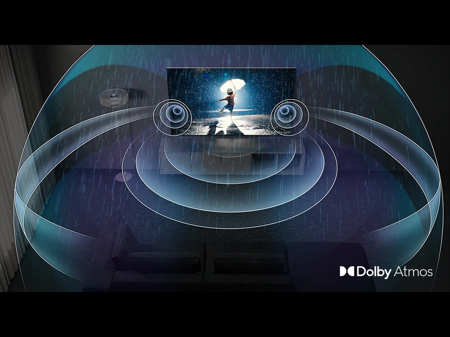 На QLED-телевизоре изображен ребенок, играющий под дождем.  Звуковые волны Dolby Atmos распространяются от телевизора, заполняя комнату.