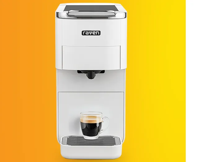 Мультиварка Raven EEK001B з чашкою чорної кави на блюдці на помаранчевому фоні