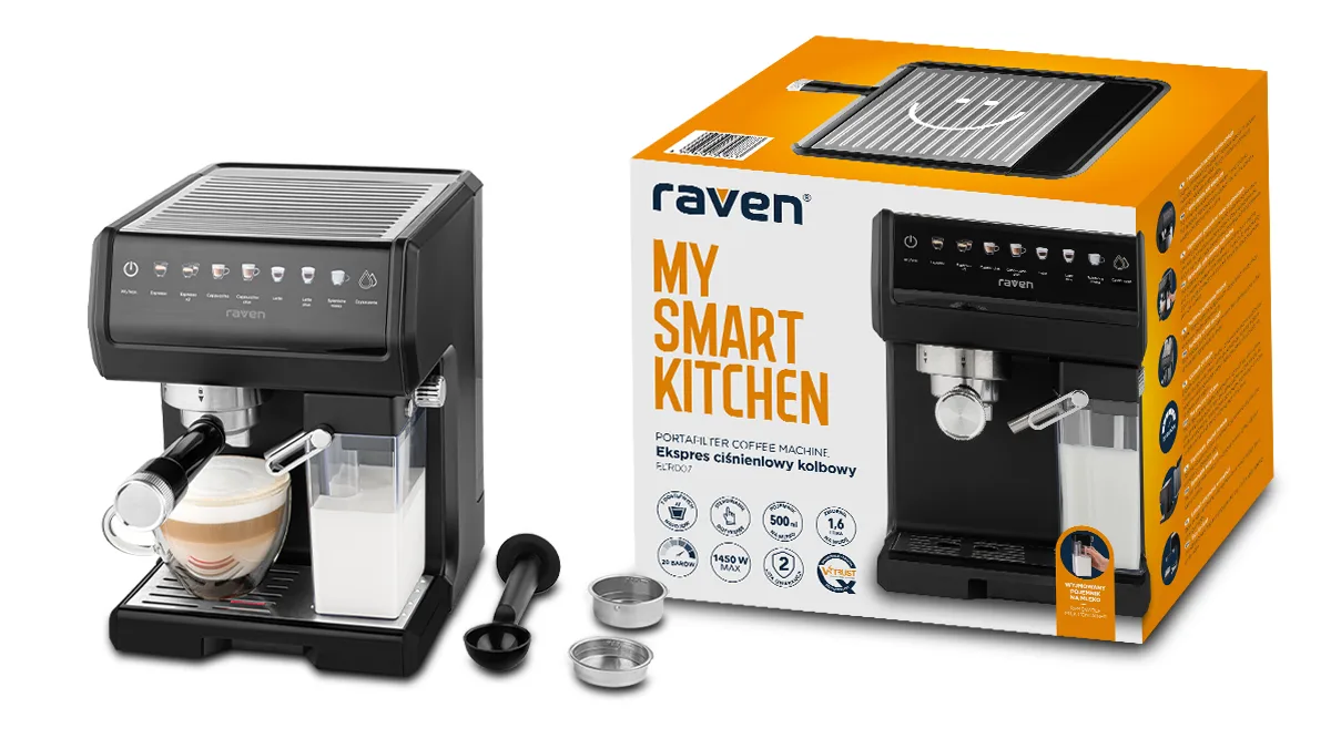 Кавомашина з чашкою, наповненою кавою та піною, та контейнером з молоком, праворуч ложка та ситечка, а також упаковка продукту