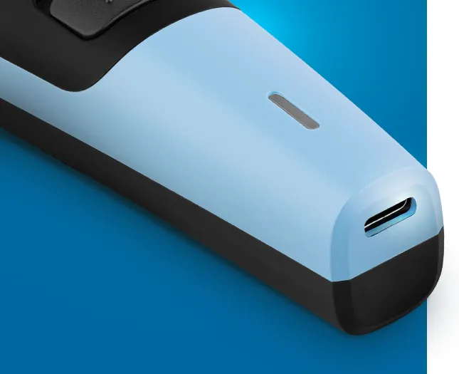 Zbliżenie na dolną część trymera EST010 i wejście USB-C (Universal Serial Bus Type-C) do ładowania
