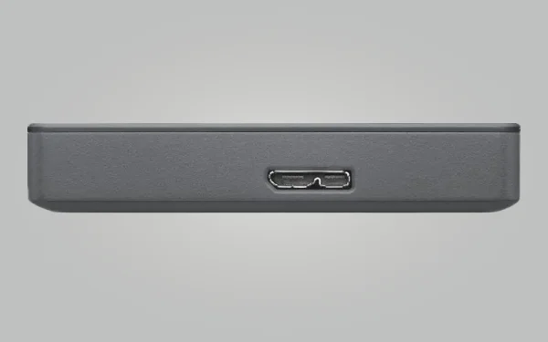 Порт micro USB 3.0 (Universal Serial Bus 3.0) на краю зовнішнього накопичувача Seagate Basic