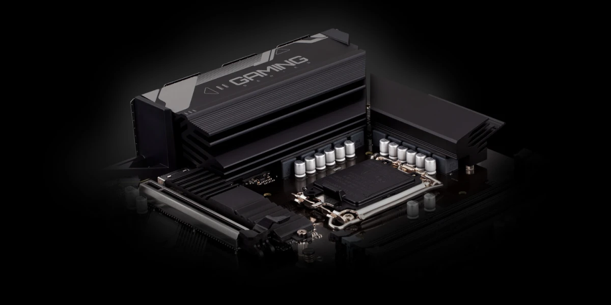 Крупний план силової секції материнської плати Gigabyte з роз'ємом процесора (CPU) та великими радіаторами.