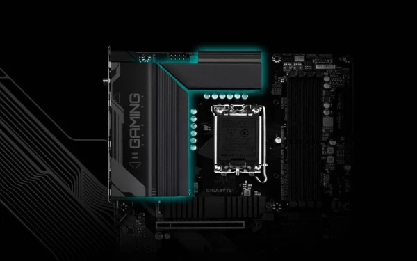 Блок охолодження VRM (модуль регулятора напруги) на материнській платі Gigabyte виділено на чорному фоні.