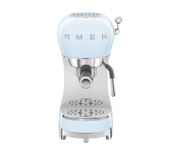 Еспресо-машина Smeg ECF02PBEU пастельно-блакитного кольору, вигляд спереду з паровою насадкою праворуч