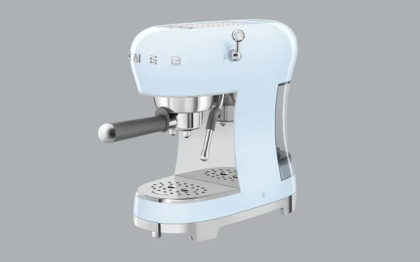 Еспресо-машина Smeg ECF02PBEU синього кольору, вид збоку, з тримачем фільтра та паровою насадкою