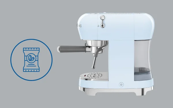 Еспресо-машина Smeg ECF02PBEU, вид збоку, із символом капсули ESE, сумісна з меленою кавою та ESE