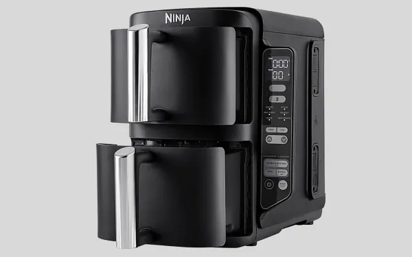 Аерофритюрниця Ninja з двома відкритими шухлядами та цифровою панеллю керування з дисплеєм і кнопками