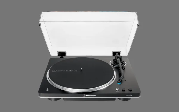 Чорний програвач аудіо Audio-Technica AT-LP70XBT з прозорою кришкою, що відкривається вгору
