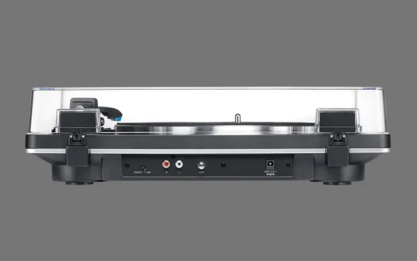 Задня панель програвача аудіо Audio-Technica AT-LP70XBT з видимими роз'ємами підключення та закритою кришкою