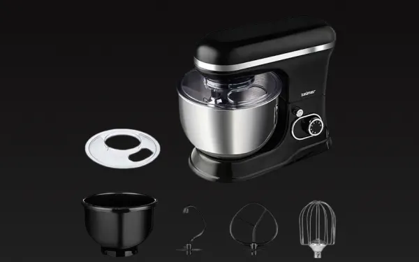 Чорний планетарний міксер Zelmer з двома чашами та трьома насадками: гаком, міксером та вінчиком, на чорному фоні