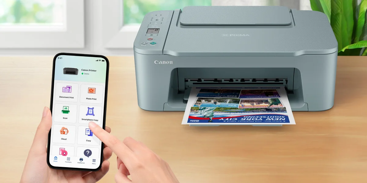 Osoba korzysta z aplikacji mobilnej do drukowania zdjęcia na drukarce Canon PIXMA TS3752i