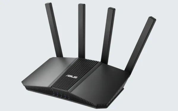 Чорний роутер ASUS RT-BE58U BE3600 з чотирма антенами на світлому фоні