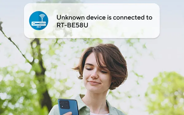 Жінка надворі тримає телефон; на екрані з'являється повідомлення про новий пристрій у мережі; видно значок маршрутизатора.