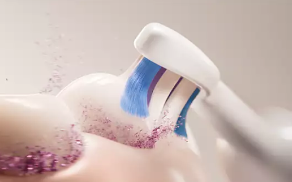 Насадка зубної щітки Philips Sonicare HX7406/02 із синіми щетинками видаляє кольорові відкладення з поверхні зубів.