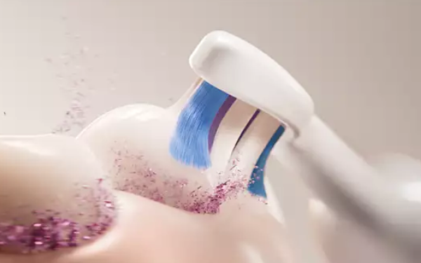 Насадка зубної щітки Philips Sonicare HX7400/01 із блакитними щетинками видаляє кольорові відкладення з поверхні зубів.