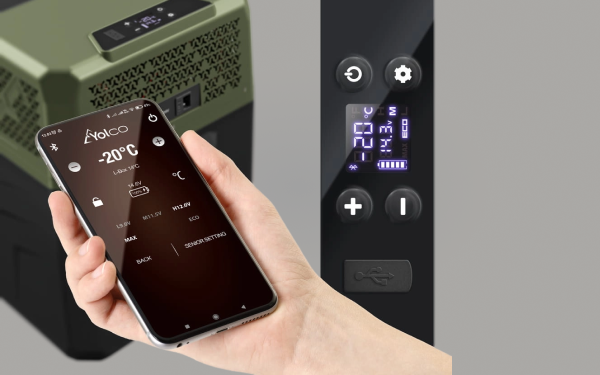 Крупний план панелі керування холодильником Yolco та смартфона із застосунком для налаштування температури