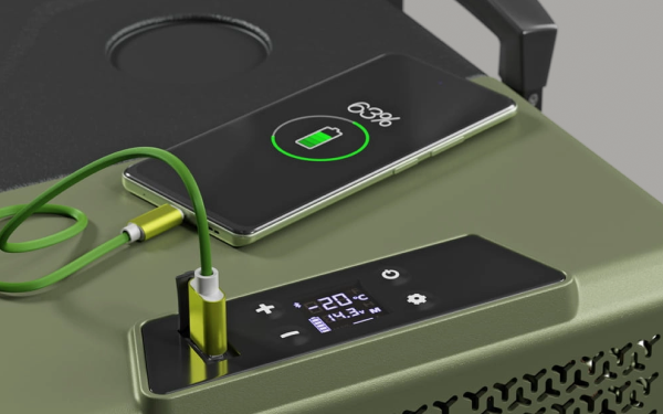 Смартфон заряджається через USB поруч із панеллю холодильника Yolco з видимою температурою -20°C.