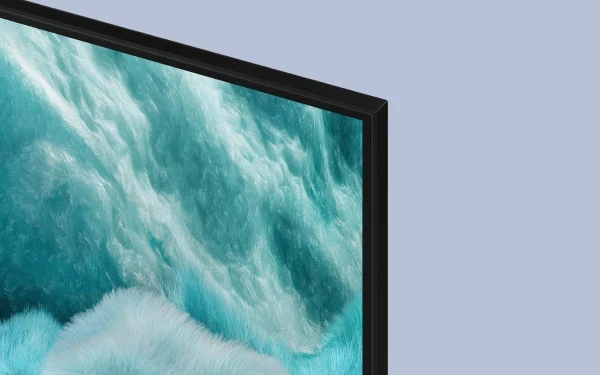 Крупний план кута телевізора з екраном, на якому видно океанські хвилі.