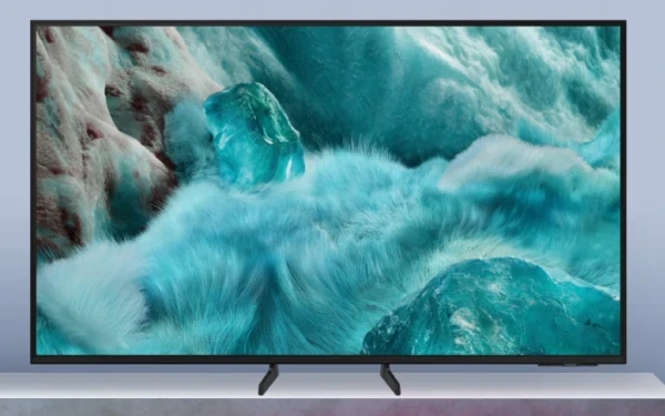 Телевізор Samsung, на екрані якого показано реалістичні зображення льоду та хутра.