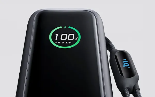 Екран темно-сірого повербанку Anker показує 100% заряду та час роботи 1 година 37 хвилин. Видно кабель з індикатором iQ3.
