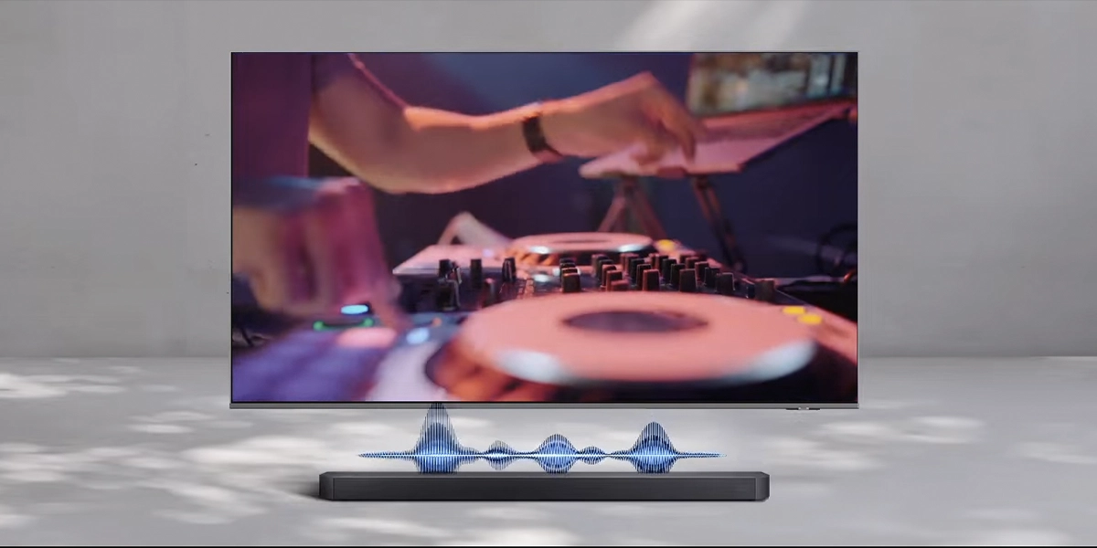 Телевізор із саундбаром, діджей мікшує музику на екрані, візуалізація звукових хвиль між пристроями