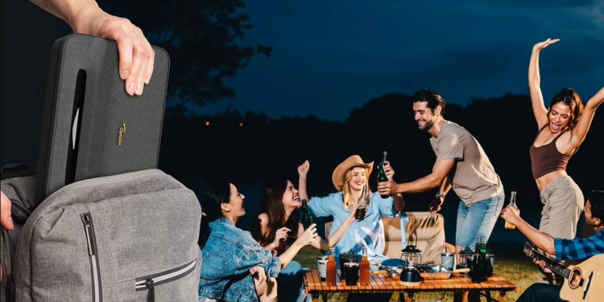 Лазерний проектор Optoma Photon Go поміщають у рюкзак на зустрічі просто неба