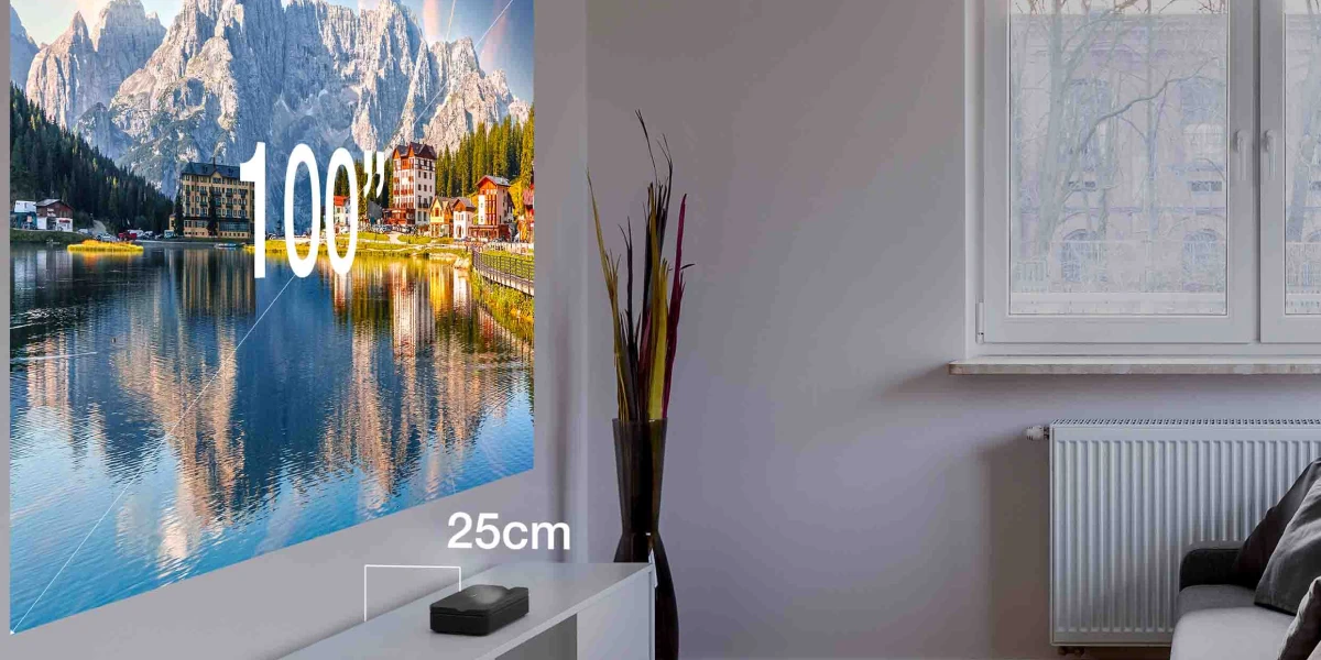 Проекція 100-дюймового зображення з лазерного проектора Optoma Photon Go з відстані 25 см у світлій вітальні