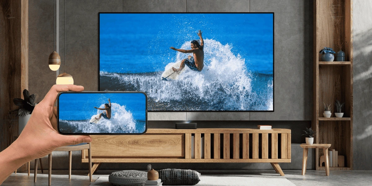 Проекція серфінгу, що надсилається з телефону на екран за допомогою Optoma Photon Go Laser