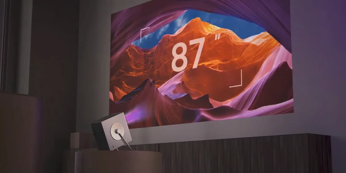 Проектор LG CineBeam Q проектує 87-дюймове зображення на стіну