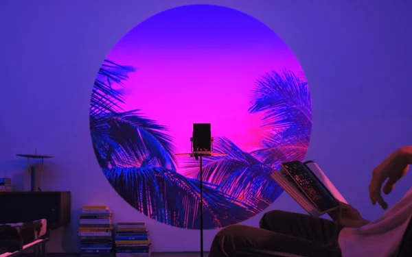 Проектор LG CineBeam Q створює барвисту кругову проекцію на стіну