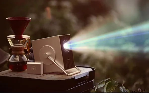 Проектор LG CineBeam Q стоїть на столі та випромінює яскравий промінь світла