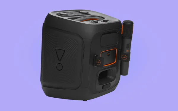 Вигляд задньої частини динаміка JBL, на якому видно тримач мікрофона, верхню панель керування та ручку.