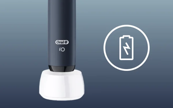 Зубна щітка Oral-B io Series 2 на зарядному пристрої з іконкою батареї на синьому фоні
