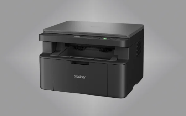 Чорний принтер Brother на сірому фоні, вид спереду та зліва, з лотком для паперу знизу