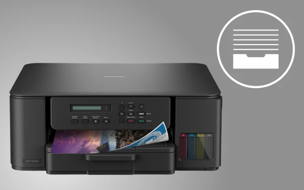 Чорний принтер Brother друкує кольорову сторінку, поруч із ним знаходиться значок, що позначає лоток для паперу.