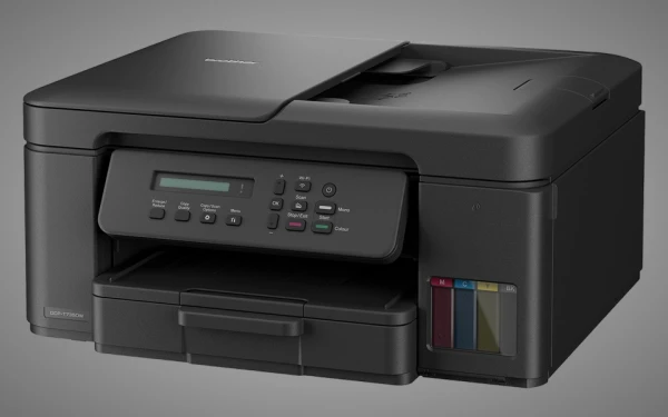 Кутовий вигляд чорного принтера Brother DCP-T735DW з панелями керування та чорнильницями.