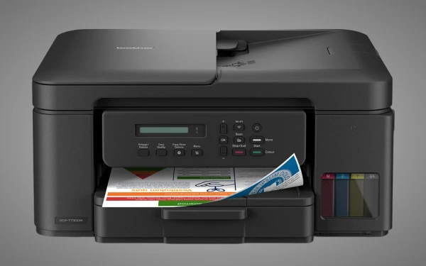 Крупний план принтера Brother DCP-T735DW з роздруківкою та видимими кольоровими чорнильними контейнерами