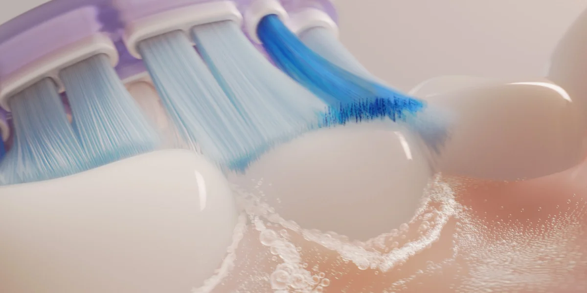 Крупний план звукової зубної щітки Philips Sonicare, щетинки чистять зуби та ясна, видно бульбашки води