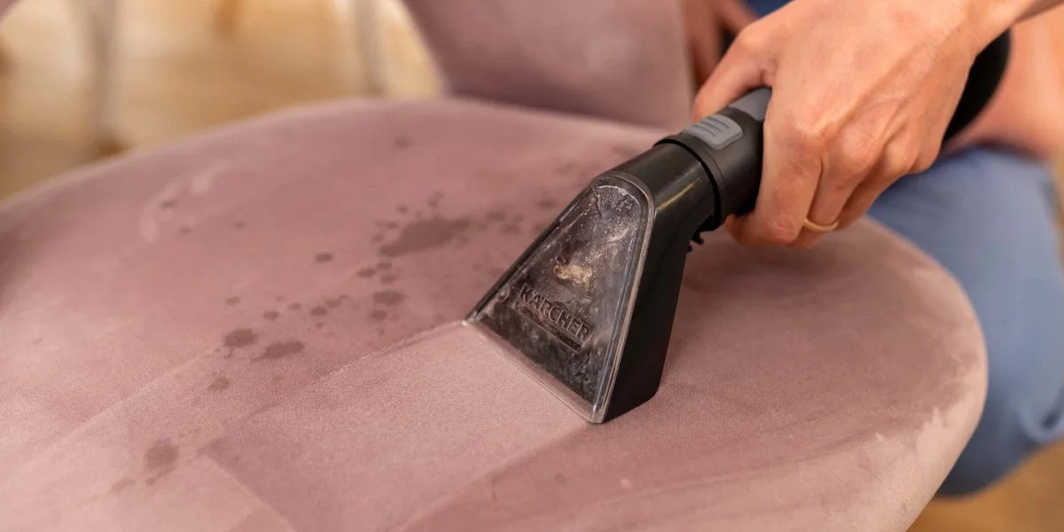 Очищення вологої плями на рожевому кріслі за допомогою насадки Karcher SE 2 Spot